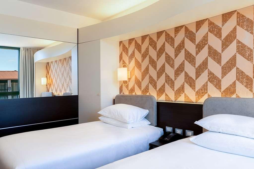 Hotel Doubletree By Hilton Milan Malpensa Solbiate Olona Zimmer foto